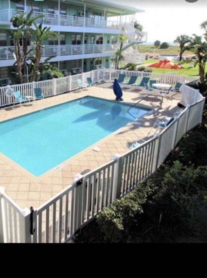 Tropic Terrace #16 - Beachfront Rental Apts St. Pete Beach Room photo
